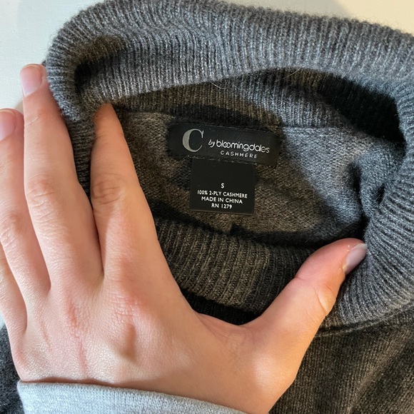 Gray cashmere turtleneck sweater - Picture 2 of 2